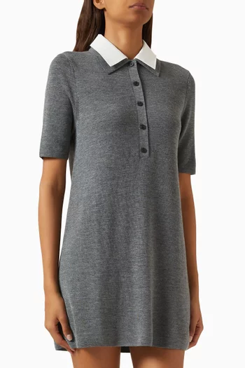 فستان قصير بياقة متعددة الطبقات