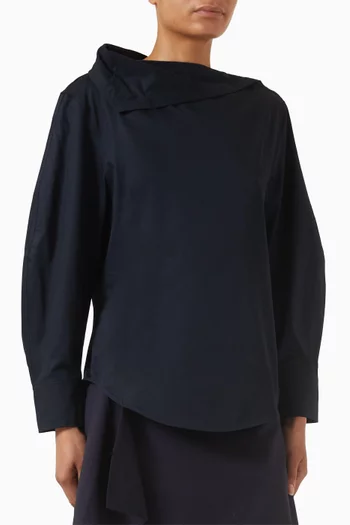 بلوزة بفتحة رقبة بياقة مطوية