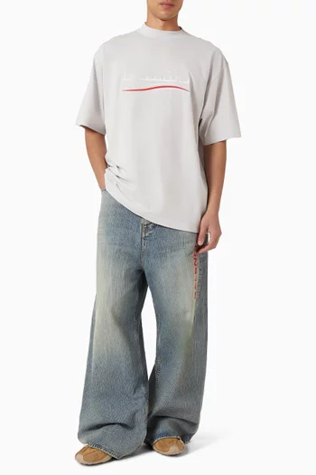 تي شيرت بقصة فضفاضة قليلاً وشعار الماركة باللغة العربية جيرسيه سريع الجفاف