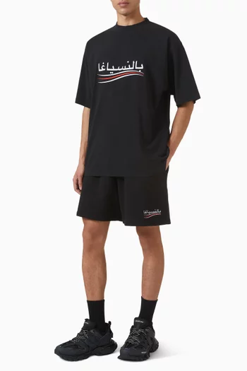 تي شيرت بقصة فضفاضة قليلاً وشعار الماركة باللغة العربية جيرسيه سريع الجفاف