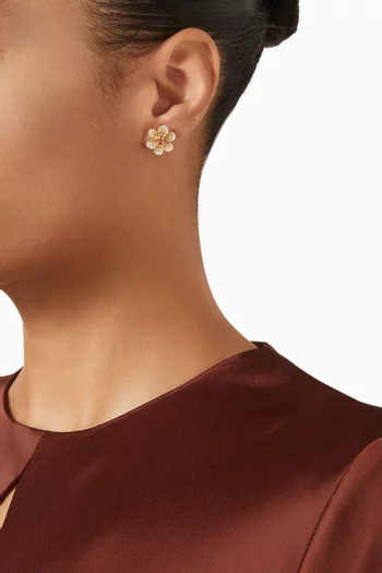 أقراط بتصميم زهرة الأقحوان مرصعة بالماس ذهب عيار 9