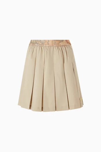 تنورة بطيّات وطبعة خريطة