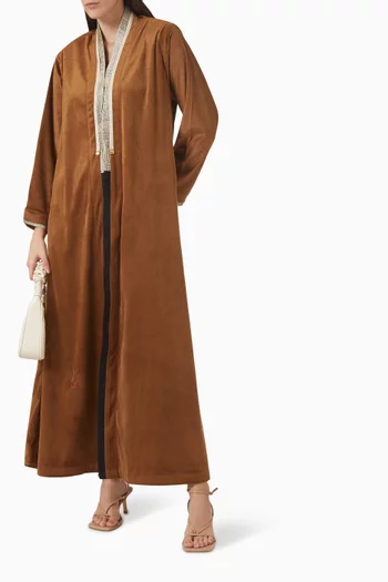 عباية مزينة بتطريزات مخمل