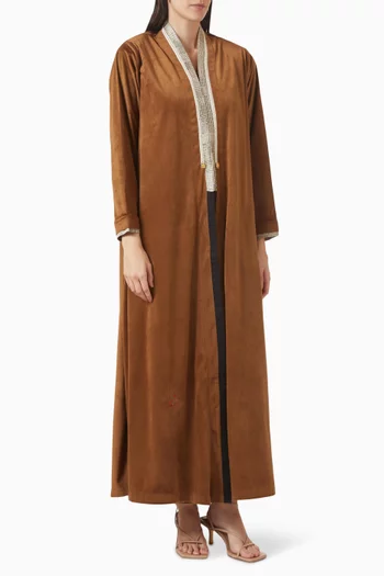 عباية مزينة بتطريزات مخمل