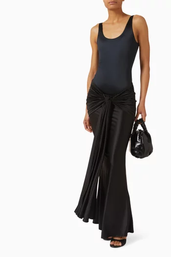 تنورة طويلة بعقدة