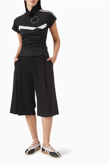 بلوزة بقصة ضيقة ومقسمة لأجزاء