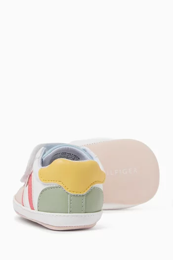 سنيكرز بشريط فيلكرو بشعار الماركة