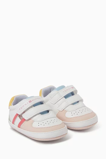 سنيكرز بشريط فيلكرو بشعار الماركة