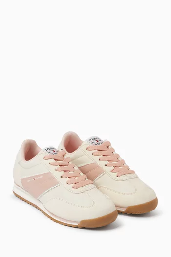 سنيكرز بأربطة وشعار الماركة