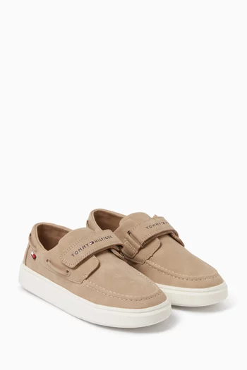 سنيكرز بشريط فيلكرو بشعار الماركة