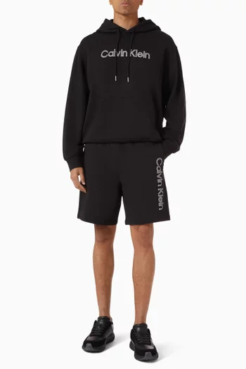 كنزة بغطاء رأس وشعار الماركة قطن