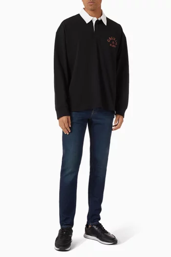 بنطال جينز دينم بقصة ضيقة بساق تضيق باتجاه الحافة