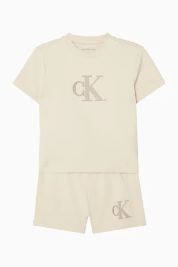 طقم تي شيرت وشورت بطبعة شعار الماركة