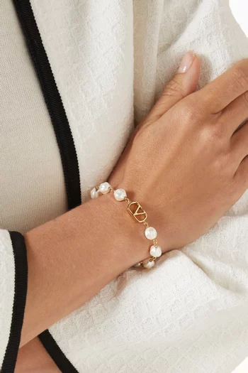 سوار مزين بالخرز وحلية شعار الماركة معدن مطلي بلون ذهبي