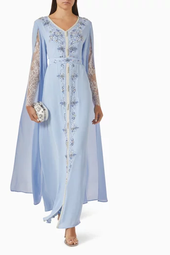 قفطان بحزام وتطريزات