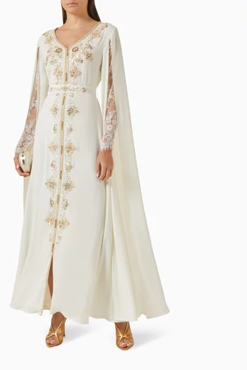 قفطان بحزام وتطريزات