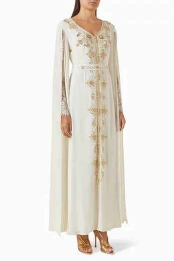 قفطان بحزام وتطريزات