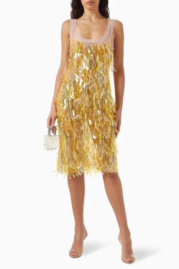 فستان شاني متوسط الطول مزين بتطريزات تول