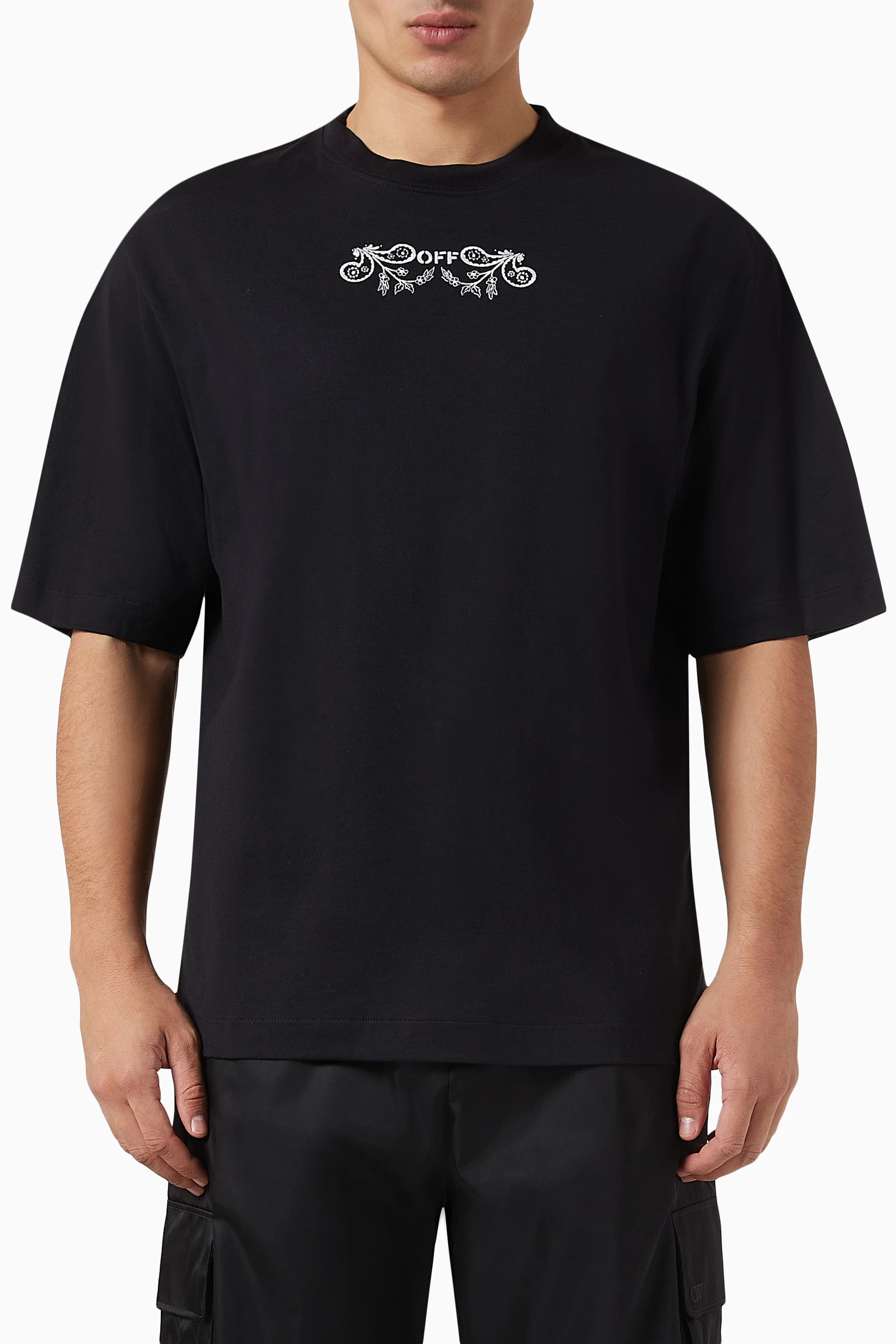 Off-White Bandana Arrow Skate Tシャツ Off-White Men's Bandana Arrow Skate T-Shirt in White/Black